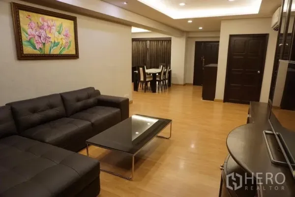 คอนโด ให้เช่าในWatthana, Bangkok - ห้องนั่งเล่นและรับประทานอาหารกว้าง โซฟาเข้ามุม พื้นไม้ และไฟฝังฝ้า