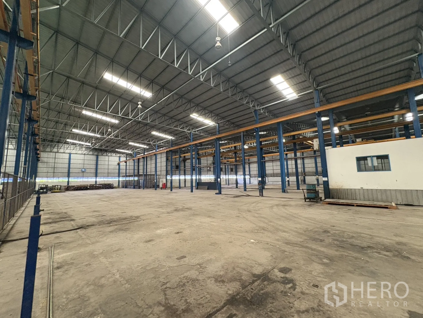 โรงงาน ให้เช่าในPhra Pradaeng, Samut Prakan - พื้นที่เก็บของเปิดโล่งภายในโรงงาน พื้นคอนกรีตเรียบ