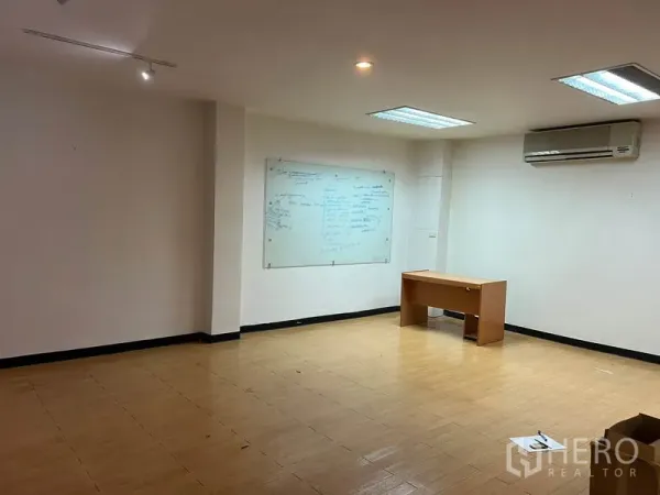 办公空间 出租在Khlong Toei, Bangkok - 会议区，墙面白板，明亮顶灯，层压地板与壁挂式空调。