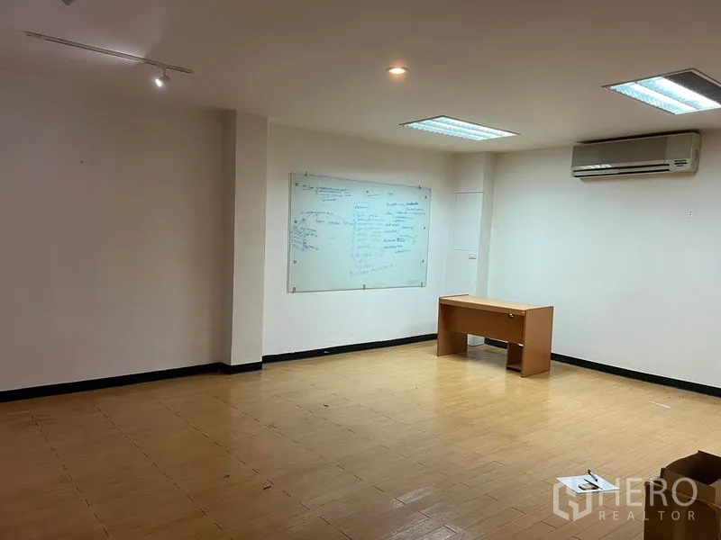 办公空间 出租在Khlong Toei, Bangkok - 会议区，墙面白板，明亮顶灯，层压地板与壁挂式空调。