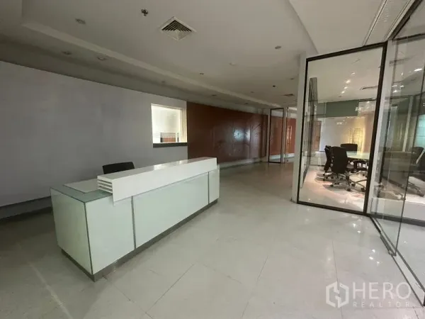 办公空间 出租在Khlong Toei, Bangkok - Khlong Toei 办公室前台，白色接待台与玻璃会议室。