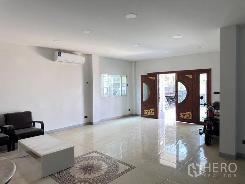 货栈 出售在Bang Phli, Samut Prakan - 明亮的一层大厅，雕花木制双开大门与光亮地砖。