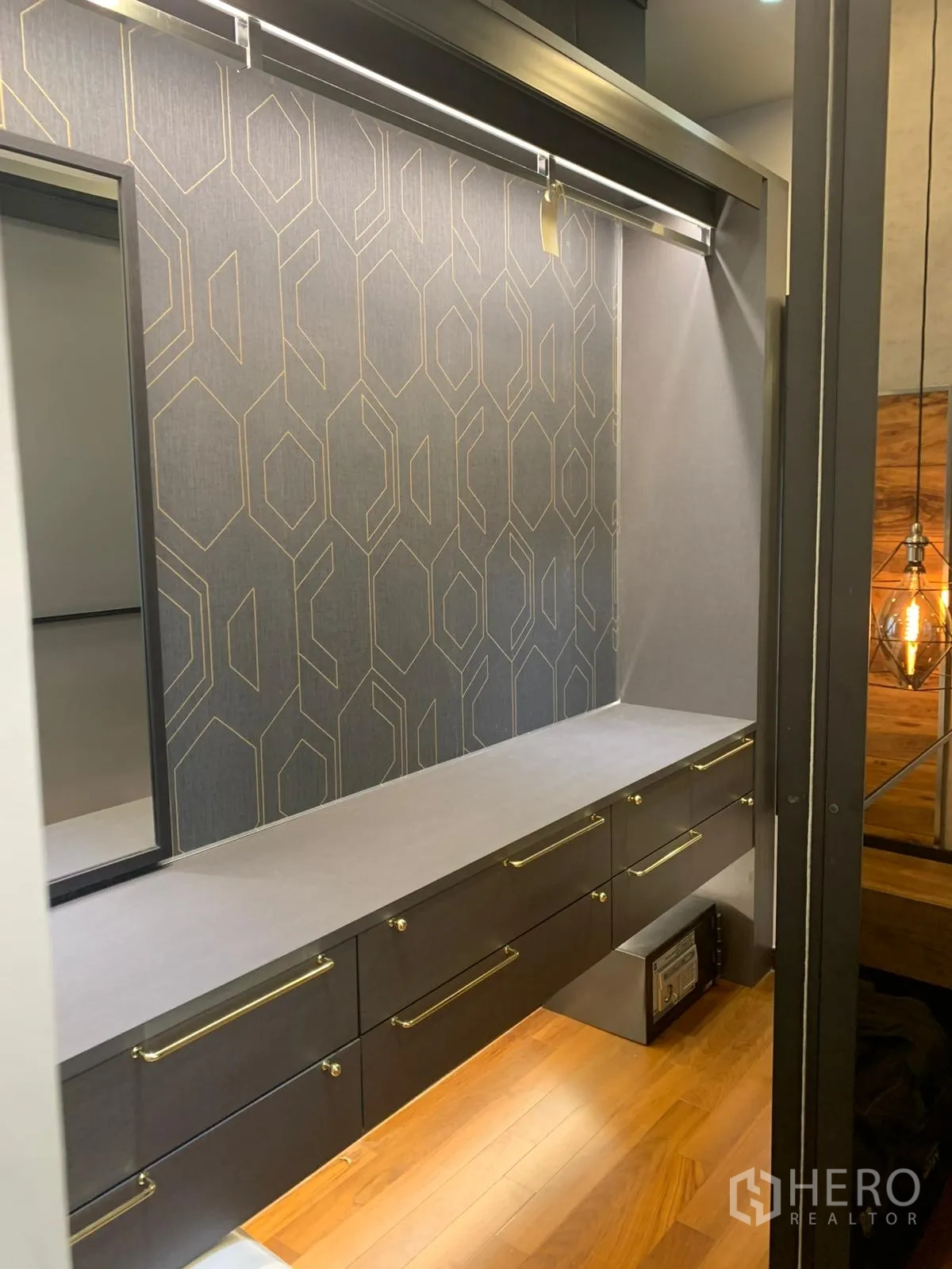 Condominium for sale in Khlong Toei, Bangkok - Walk‑in dressing area with built‑in drawers, mirror and patterned wallpaper.