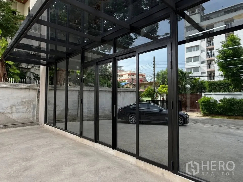 โกดัง for rent in Bang Na, Bangkok - ทางเข้าอาคารกระจกบานเลื่อนติดลานจอดรถ