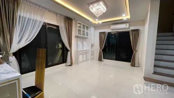บ้าน ให้เช่าหรือขายในPrawet, Bangkok - พื้นที่นั่งเล่นกว้าง หน้าต่างบานเลื่อนขนาดใหญ่ ตู้บิลท์อิน และไฟฝ้าซ่อน