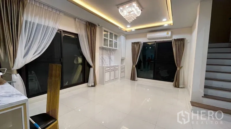 บ้าน ให้เช่าหรือขายในPrawet, Bangkok - พื้นที่นั่งเล่นกว้าง หน้าต่างบานเลื่อนขนาดใหญ่ ตู้บิลท์อิน และไฟฝ้าซ่อน