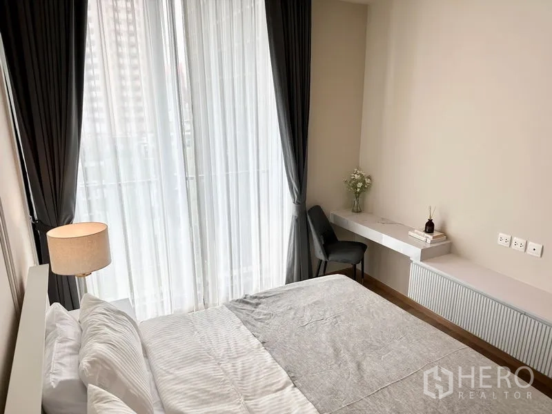 公寓 出租在Watthana, Bangkok - 卧室布局，窗边学习台，通高玻璃引入自然采光。