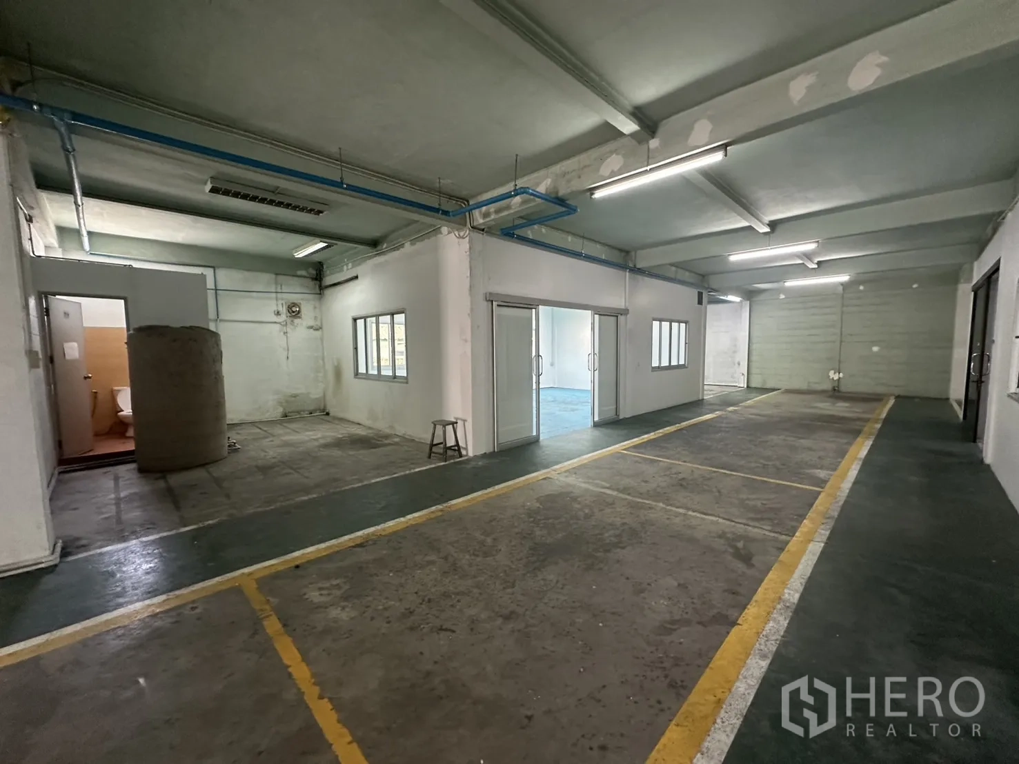 Warehouse for rent in Bang Na, Bangkok - Service zone with toilet entrance, storage tank and access to blue-floor room.