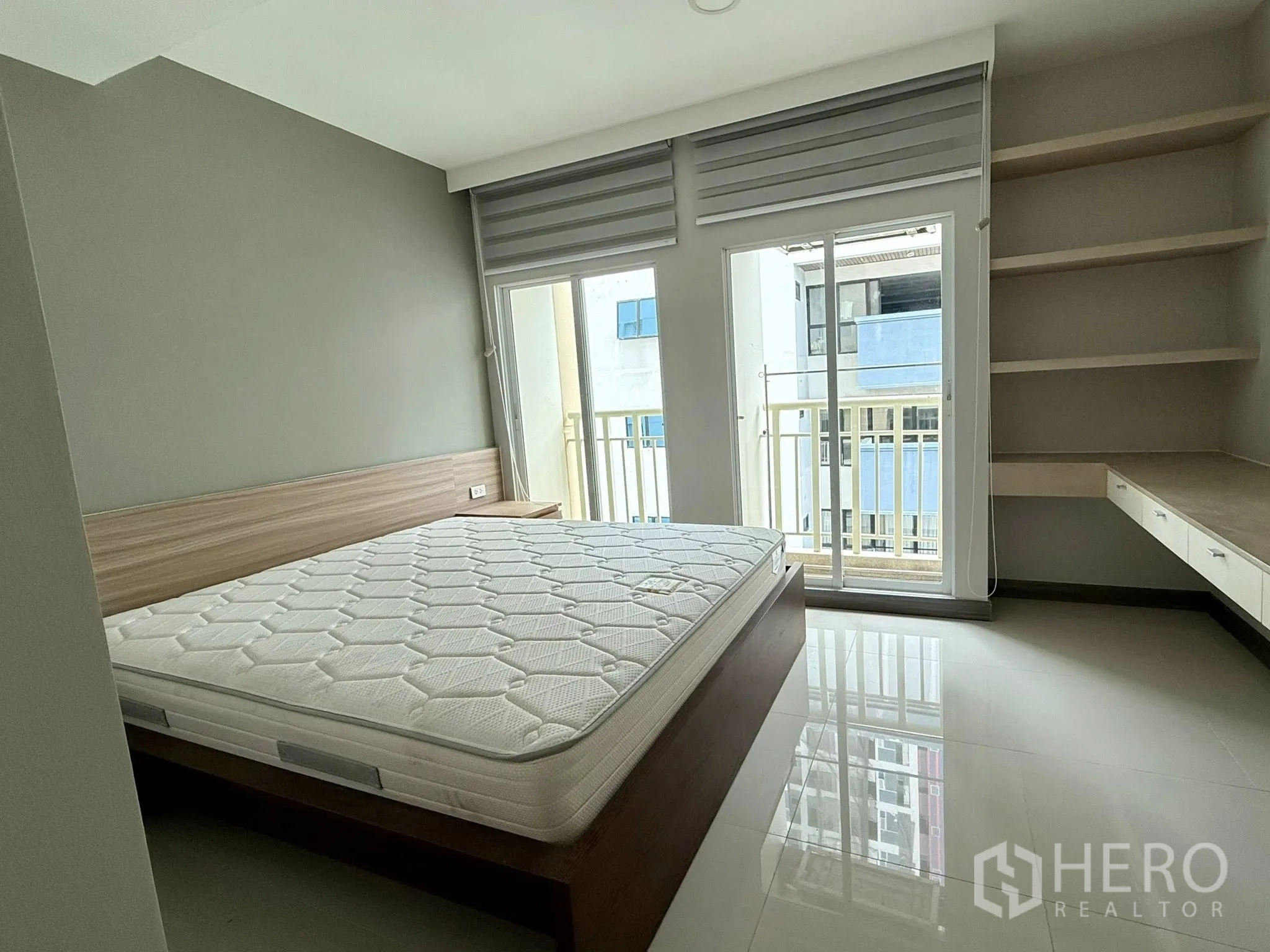 คอนโด ให้เช่าในWatthana, Bangkok - ห้องนอนที่สอง มีที่นอน โต๊ะบิวท์อิน ชั้นวาง และประตูออกระเบียง