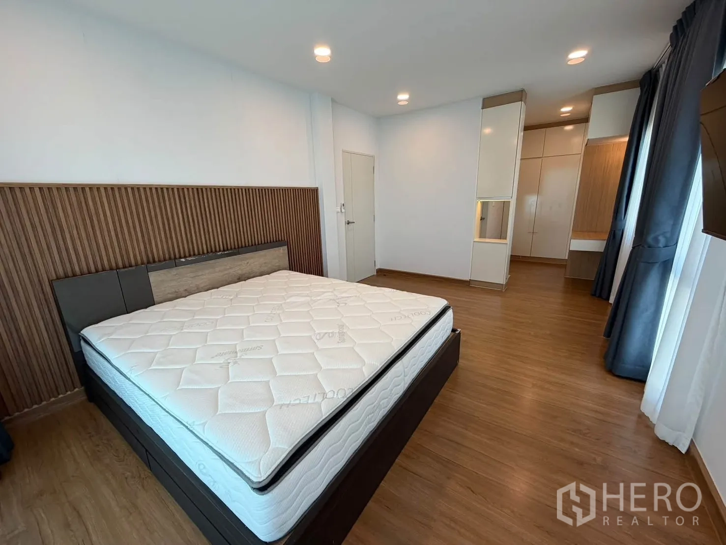 独栋房屋 for rent in Bang Phli, Samut Prakan - 主卧配软包床头与内置衣柜。