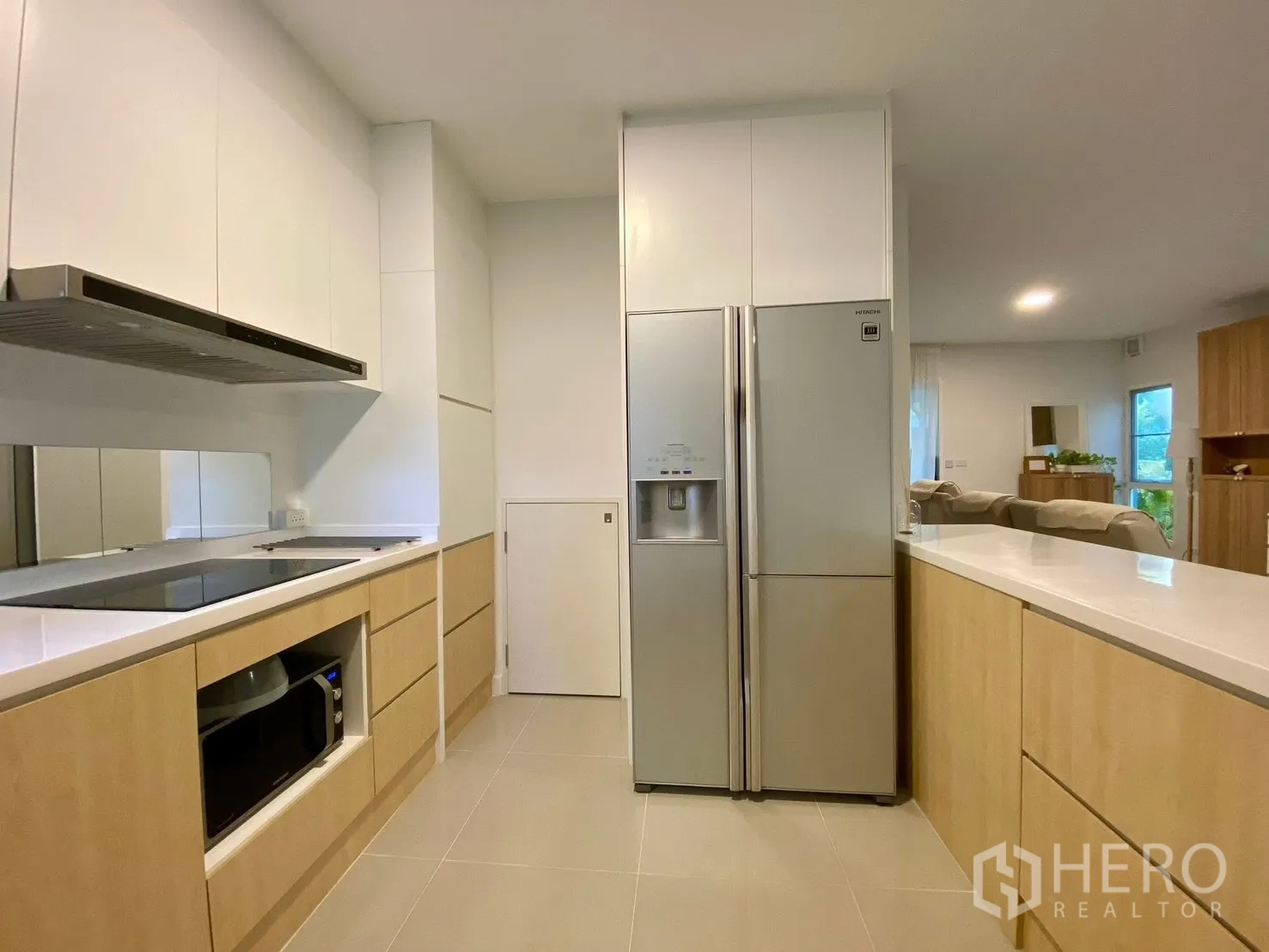 Semi-detached House for rent in Bang Phli, Samut Prakan - Built-in kitchen with hob, microwave and double-door refrigerator.