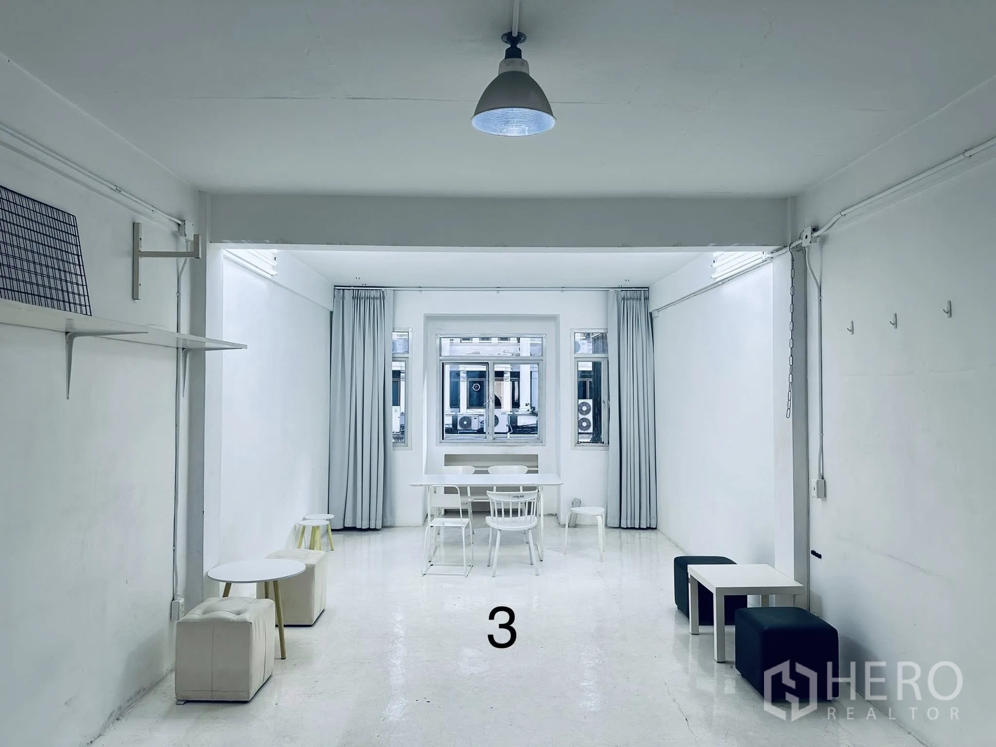 ตึกแถว for rent in Watthana, Bangkok - ห้องยาวโทนขาว มีที่นั่งบ็อกซ์ โต๊ะเล็ก หน้าต่าง และโคมไฟเพดาน