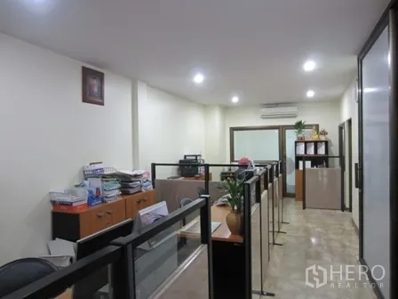 带办公室的家 出租或出售在Wang Thonglang, Bangkok - 隔断工位的办公区，顶灯照明充足。