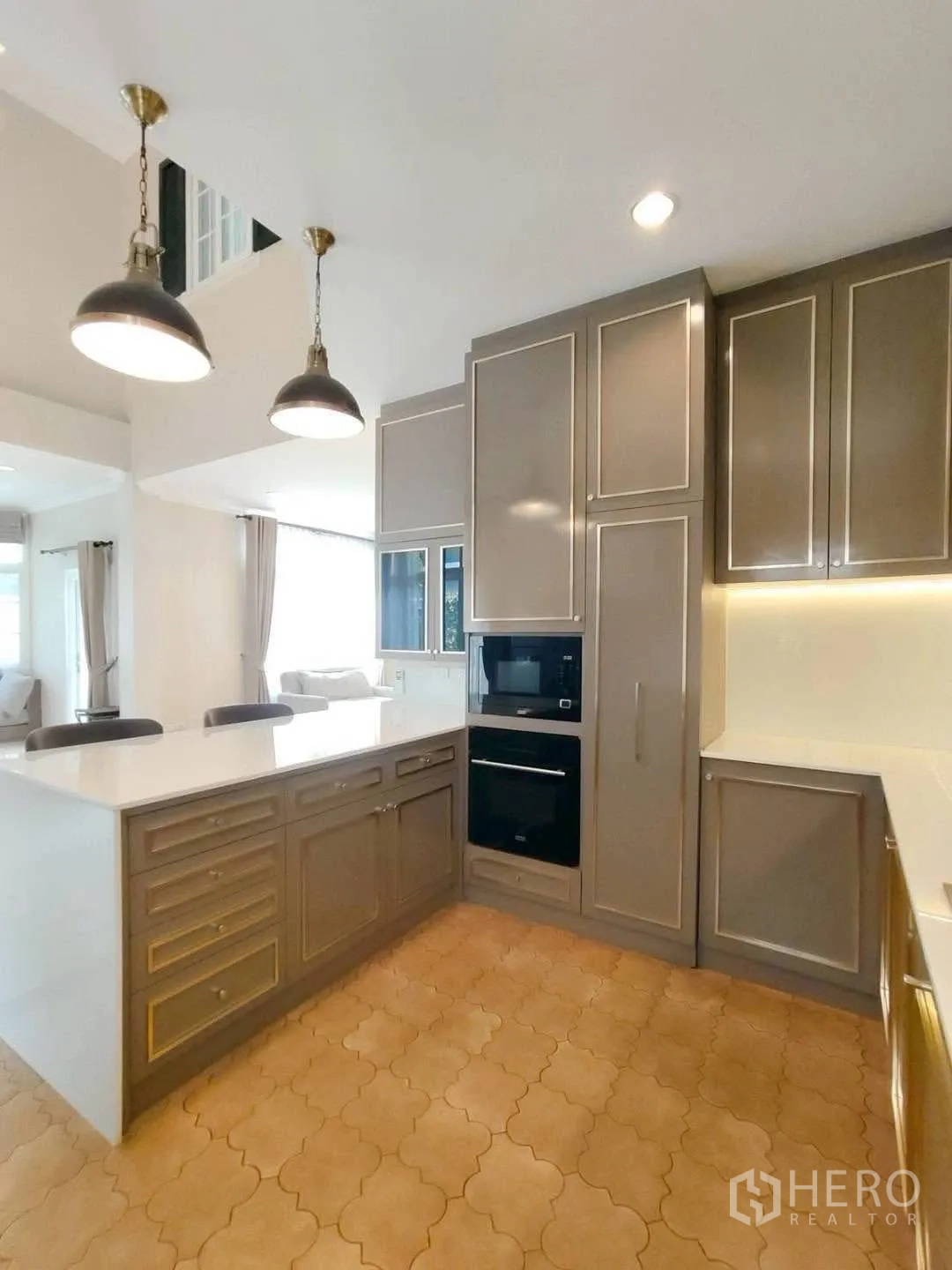 บ้านเดี่ยว for rent in Bang Na, Bangkok - ตู้ครัวบิลท์อินพร้อมเตาอบและพื้นที่เก็บของรอบไอแลนด์