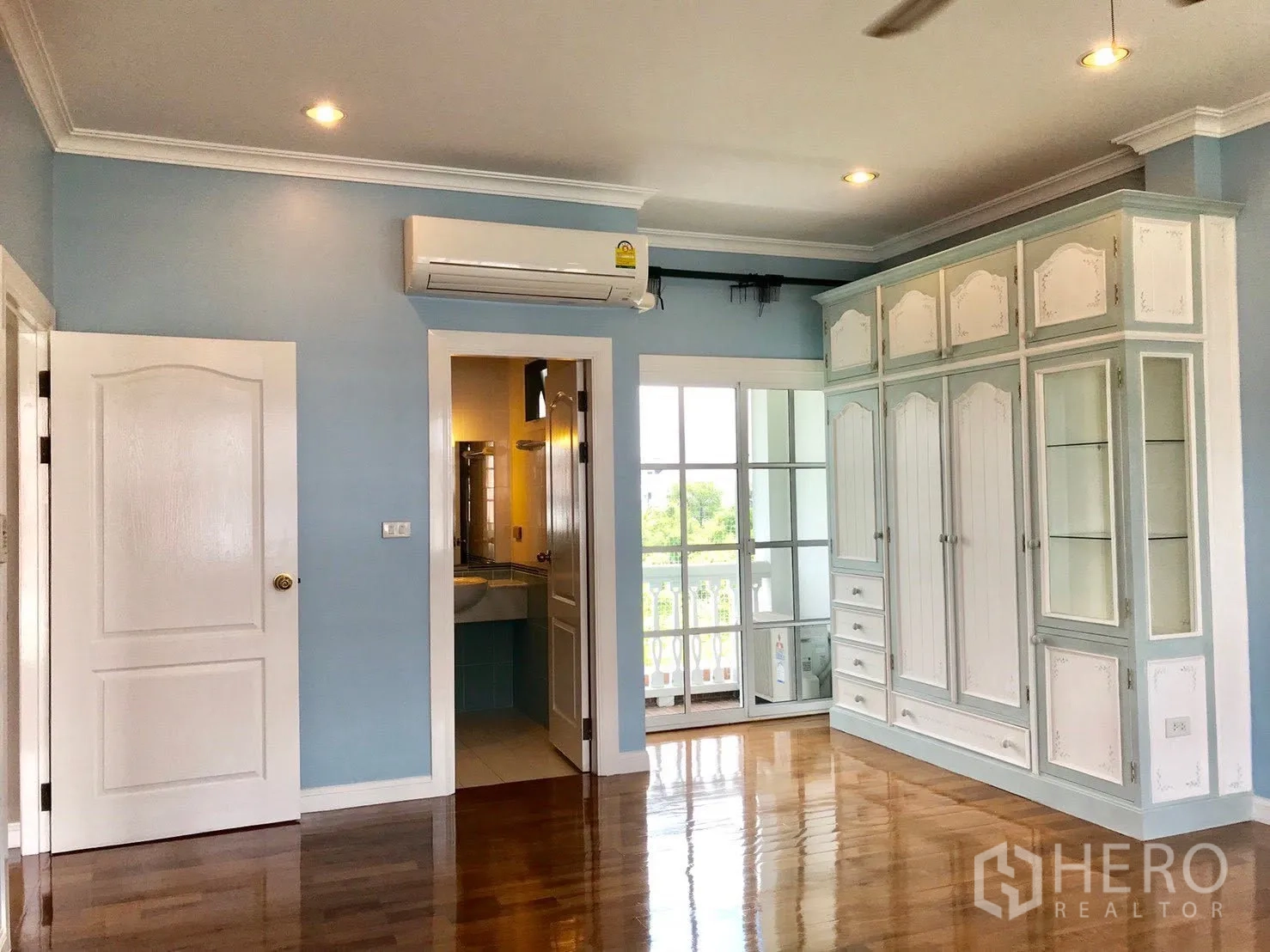 บ้านเดี่ยว for rent in Mueang Samut Prakan, Samut Prakan - ห้องนอนมีตู้บิลท์อิน ประตูห้องน้ำ และทางออกระเบียง