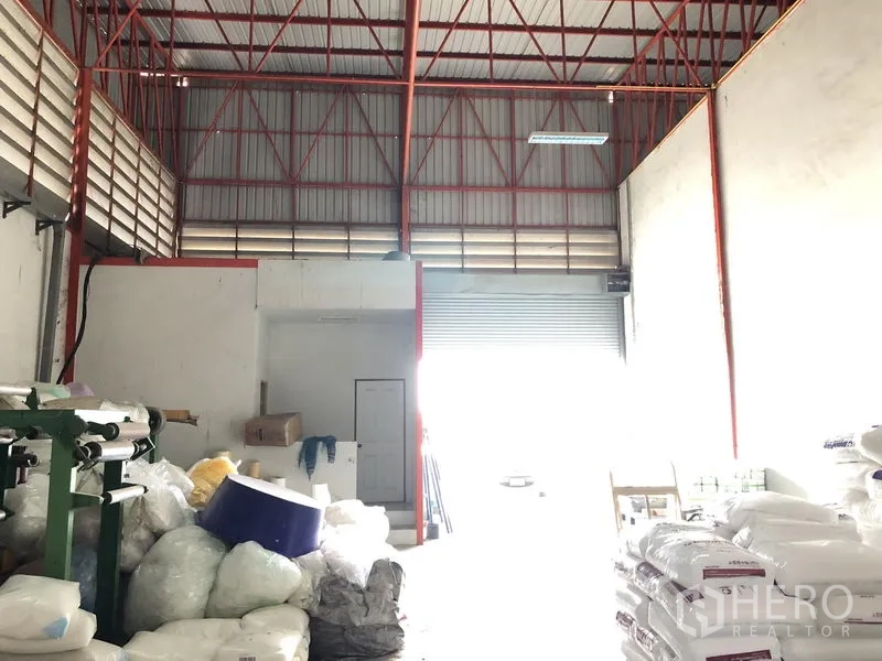货栈 出租在Lat Lum Kaeo, Pathum Thani - 明亮装卸区，配大型卷帘门与内部办公室，高挑层高便于作业。