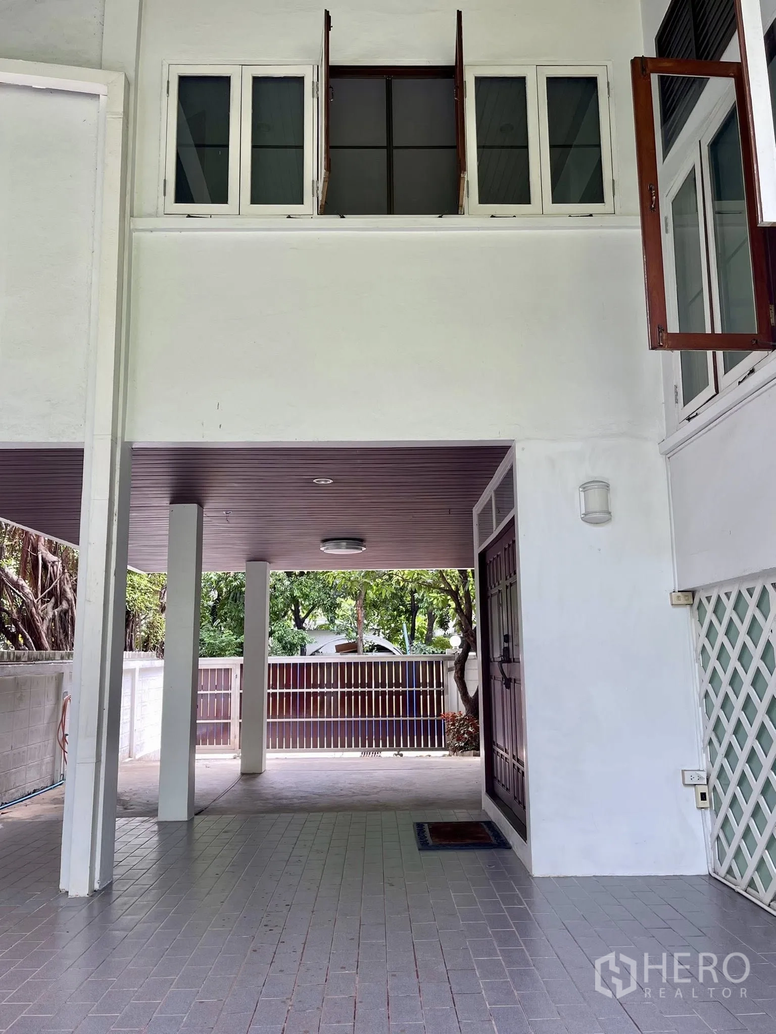 Detached House for rent in Pathum Wan, Bangkok - Covered carport and gated driveway at the front of the house.