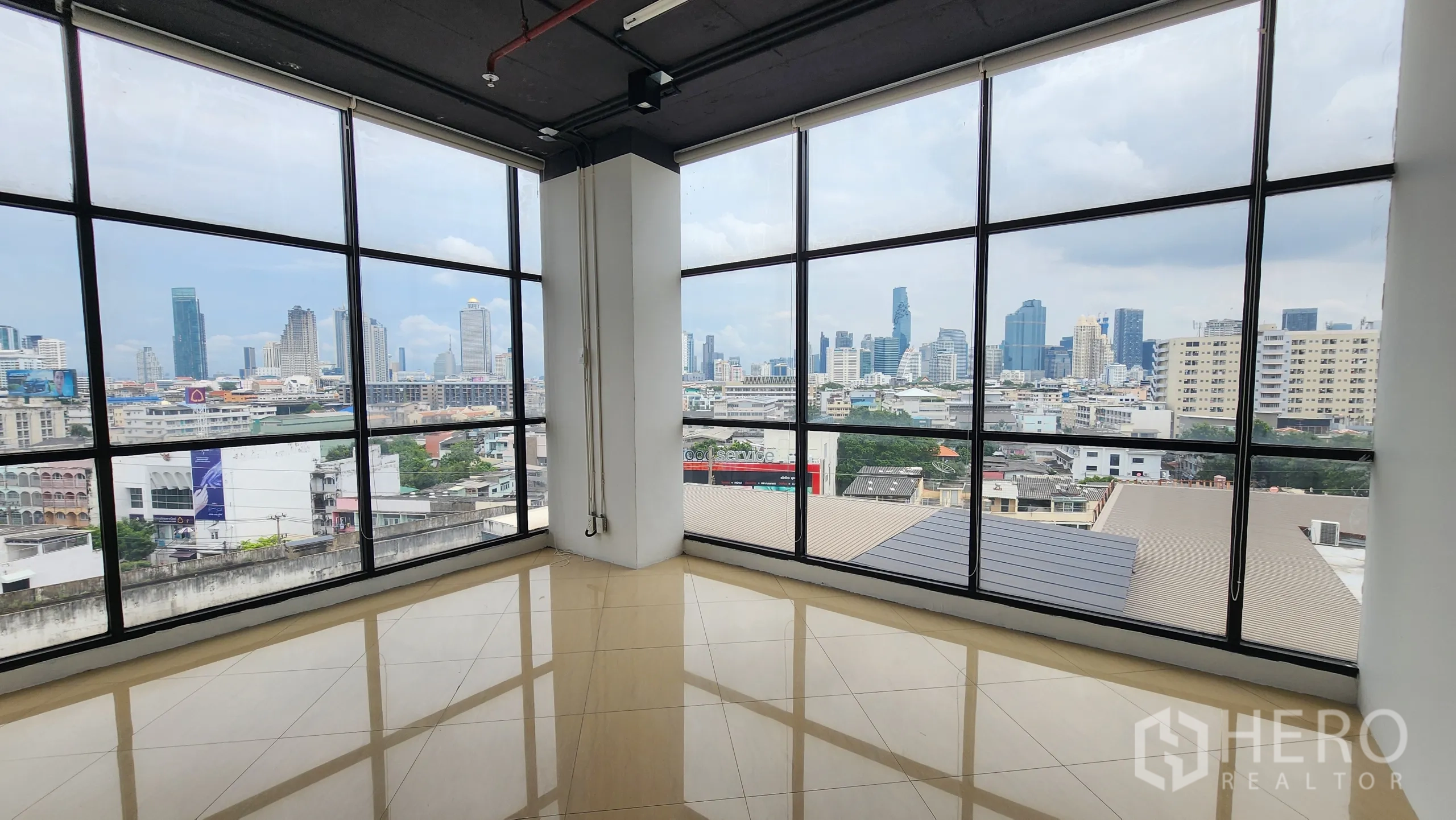 办公空间 出租在Yan Nawa, Bangkok - 七层办公平面图，标注分区与面积。