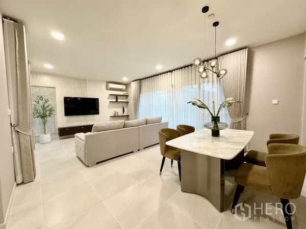 Detached House for rent in Bang Phli, Samut Prakan - Open-plan living and dining space with marble-top table and modern chandelier lighting.