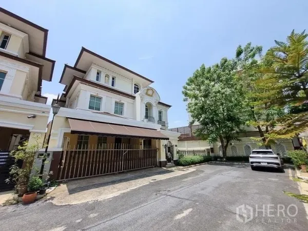 独立式住宅 出租在Yan Nawa, Bangkok - 曼谷延纳瓦区静谧社区内，三层独栋别墅外观，带围栏车库与绿树。