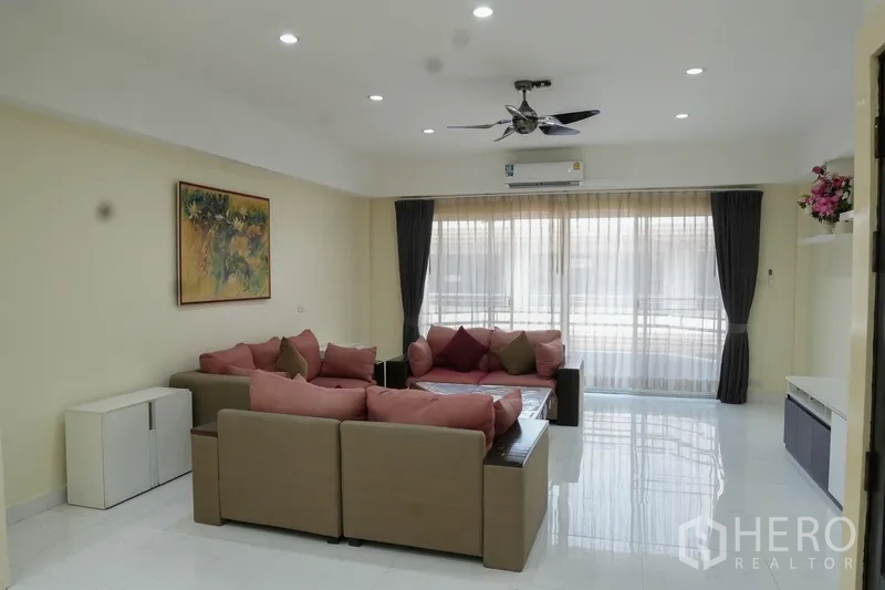 สำนักงานที่บ้าน ให้เช่า - ห้องนั่งเล่นสว่าง ชุดโซฟา ทีวีคอนโซล และผ้าม่านเต็มความสูง