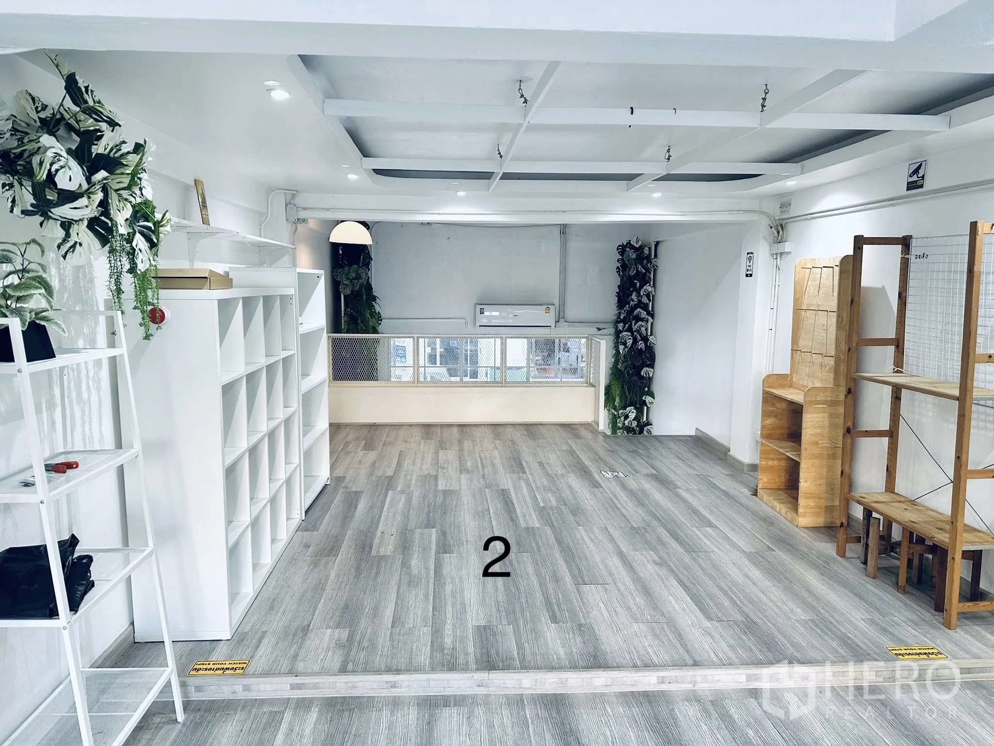 ตึกแถว for rent in Watthana, Bangkok - มุมมองอีกด้านของชั้นโอเพ่นสเปซ พร้อมชั้นวาง ไม้ตกแต่ง และต้นไม้