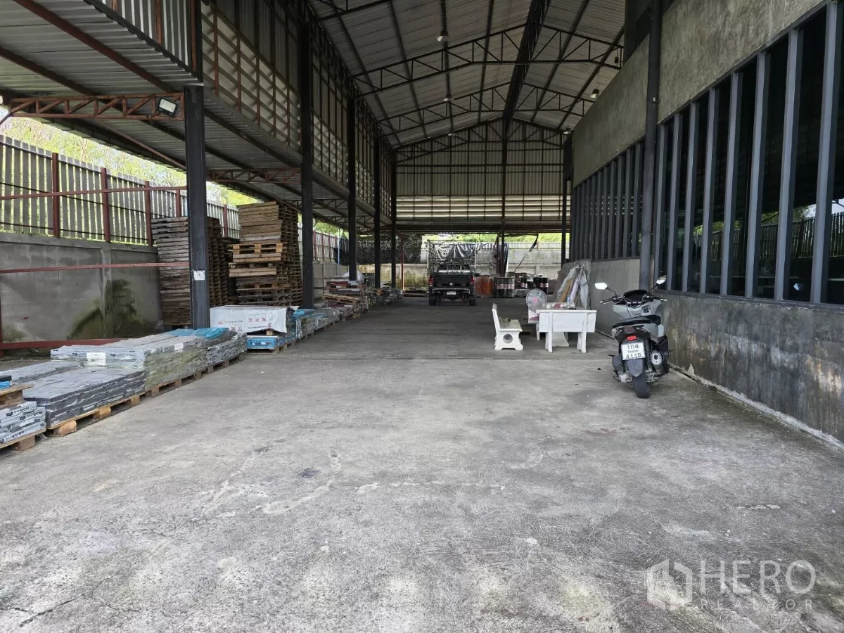 货栈 出售在Lat Lum Kaeo, Pathum Thani - 开放式仓储空间，金属高屋顶与通风窗，储物面积宽敞。