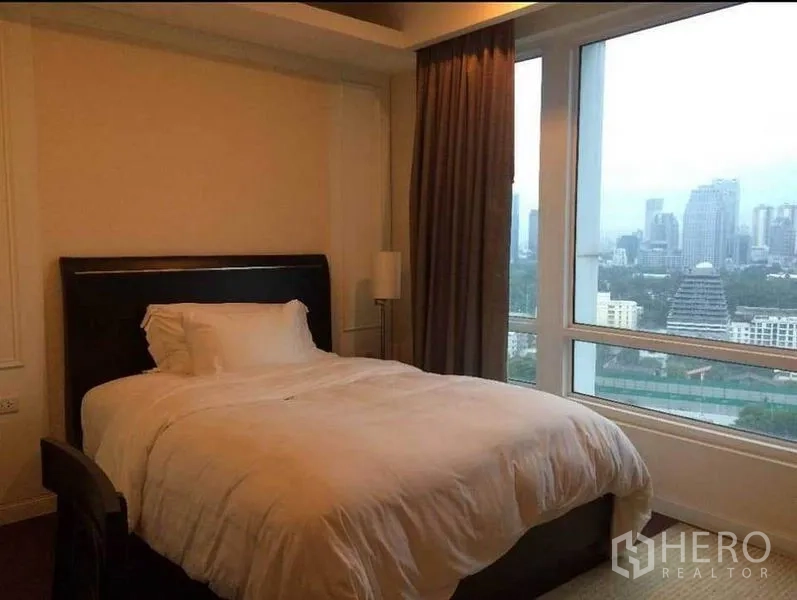 公寓 出售在Pathum Wan, Bangkok - 第二卧室设大幅景窗，欣赏城市与绿地景色。
