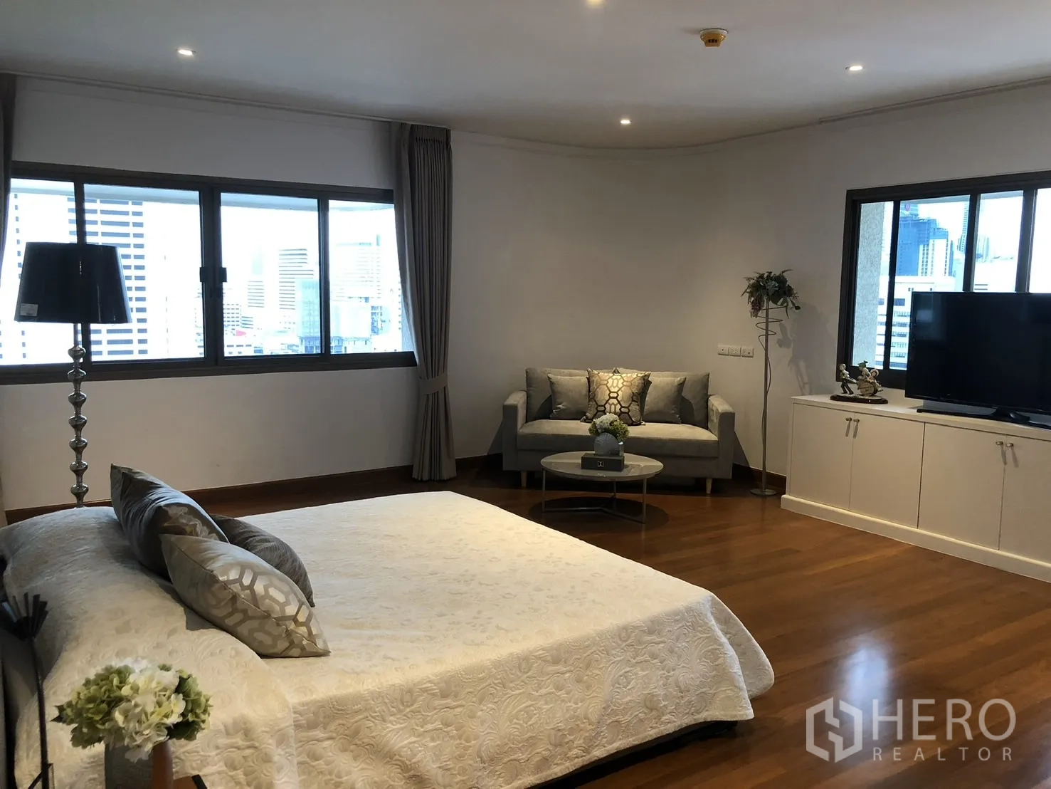 Condominium for rent in Bangkok - Master suite with sitting area, TV cabinet and city views.
