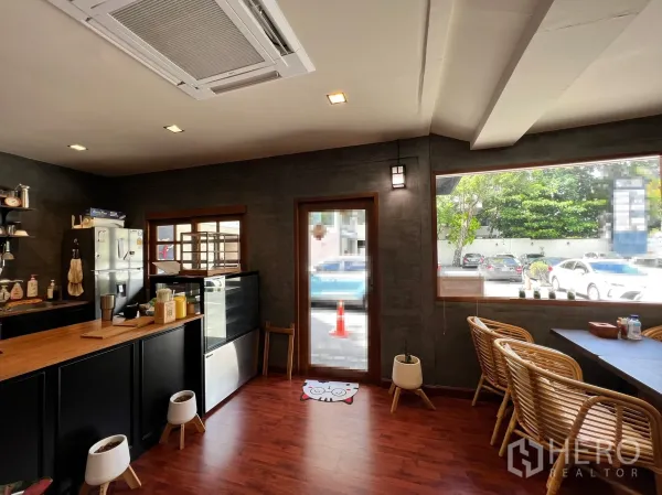 พื้นที่ขายปลีก ให้เช่าในWatthana, Bangkok - ภายในสว่างด้วยหน้าต่างบานใหญ่ ประตูทางเข้า เครื่องปรับอากาศแบบฝังฝ้า และเคาน์เตอร์