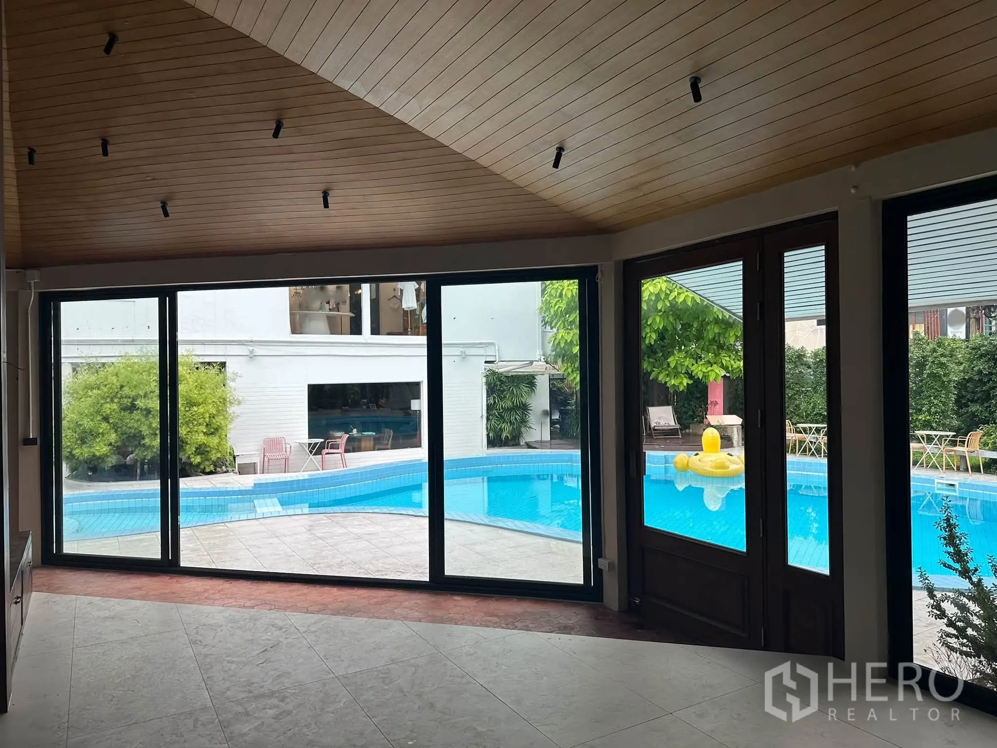 พื้นที่ขายของ for rent in Khlong Toei, Bangkok - ห้องกว้างกระจกเต็มบานมองเห็นสระว่ายน้ำอย่างชัดเจน