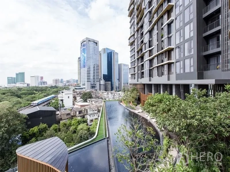 公寓 出租在Chatuchak, Bangkok - 公寓外观配长泳池与绿化，临近BTS Mo Chit与乍都节公园。