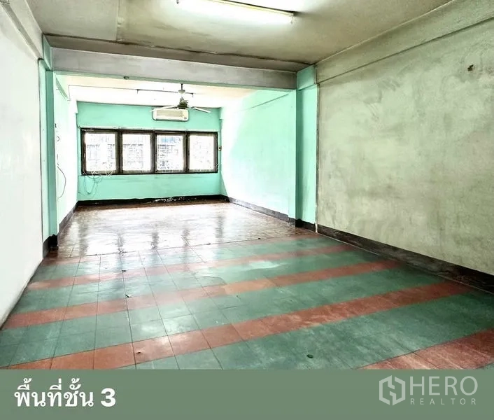 店屋 出租在Watthana, Bangkok - 三层开放工作区，临街窗户与绿红相间地砖。