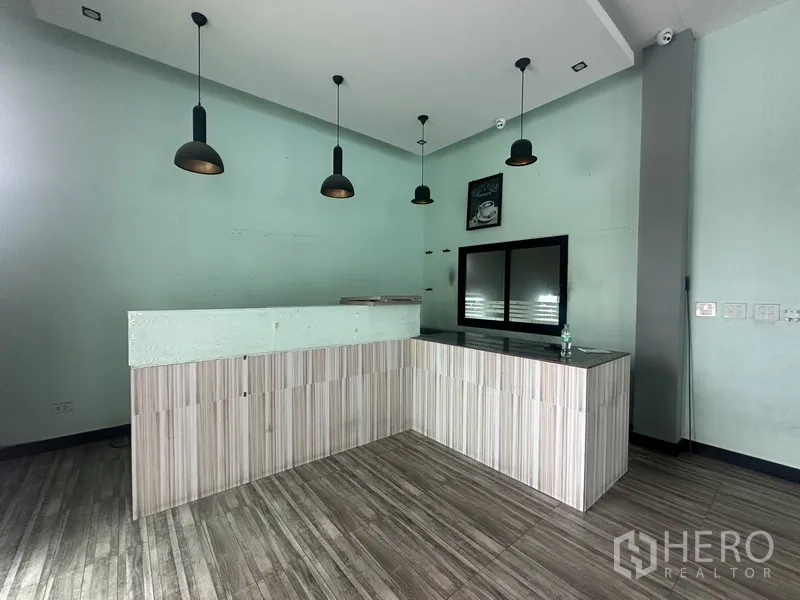 独立商业地产 出租在Prawet, Bangkok - 前台/吧台区，薄荷绿墙面与吊灯