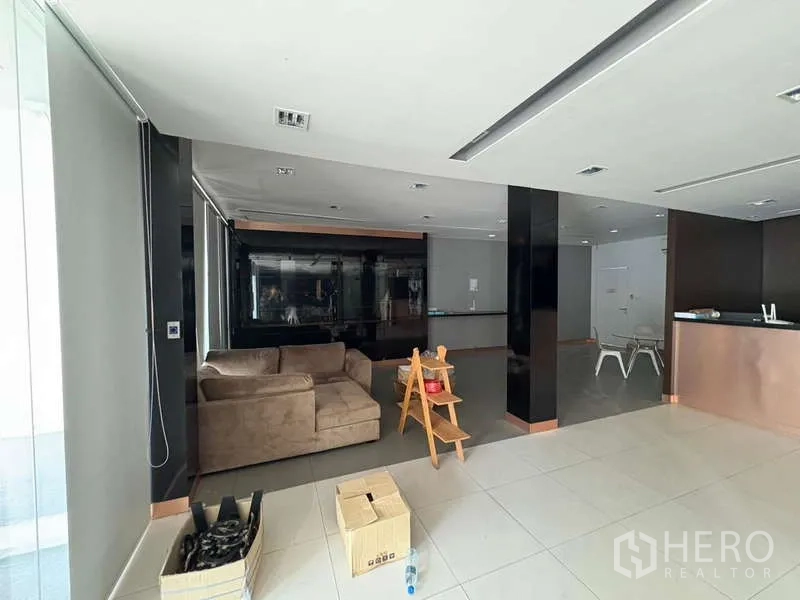 办公空间 出租在Khlong Toei, Bangkok - 大堂休息区，配沙发与开放式布局。