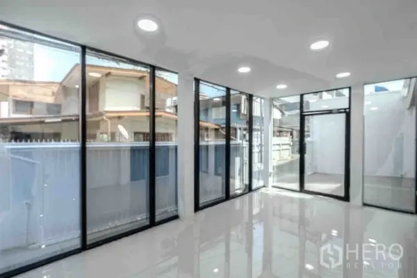 独立商业地产 出租或出售在Bang Na, Bangkok - 一层明亮展示厅，落地窗与高光瓷砖地面