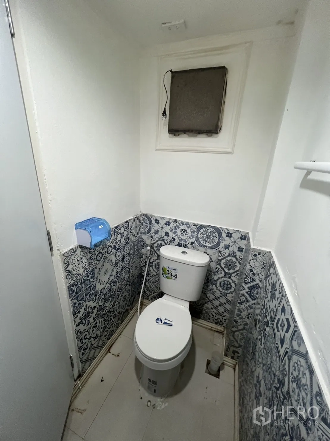 零售空间 出租在Watthana, Bangkok - 卫生间配同款蓝白花纹墙砖与小型通风窗。