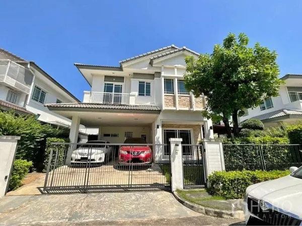 独立式住宅 出售在Prawet, Bangkok - 房屋正立面，两层独栋别墅，带大门与有顶车位。