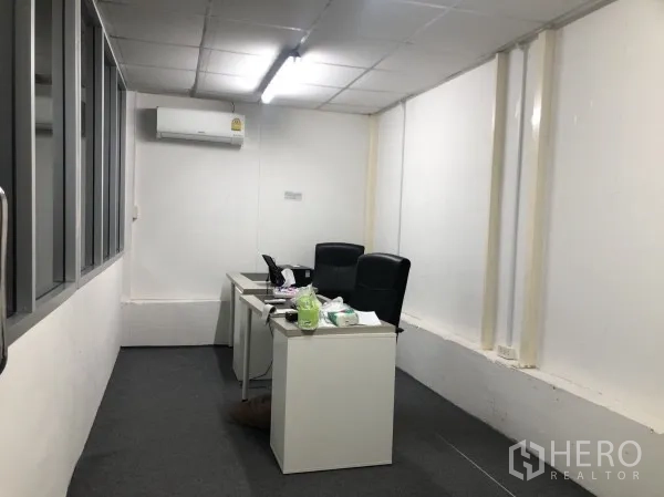 仓库 for rent in Wang Thonglang, Bangkok - 狭长办公室配两张办公桌、座椅与空调。