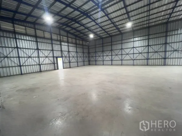 โกดัง for rent in Khlong Luang, Pathum Thani - พื้นที่โกดังขนาดใหญ่ โครงหลังคาเหล็กสูง ไฟส่องสว่าง และพื้นคอนกรีตกว้าง