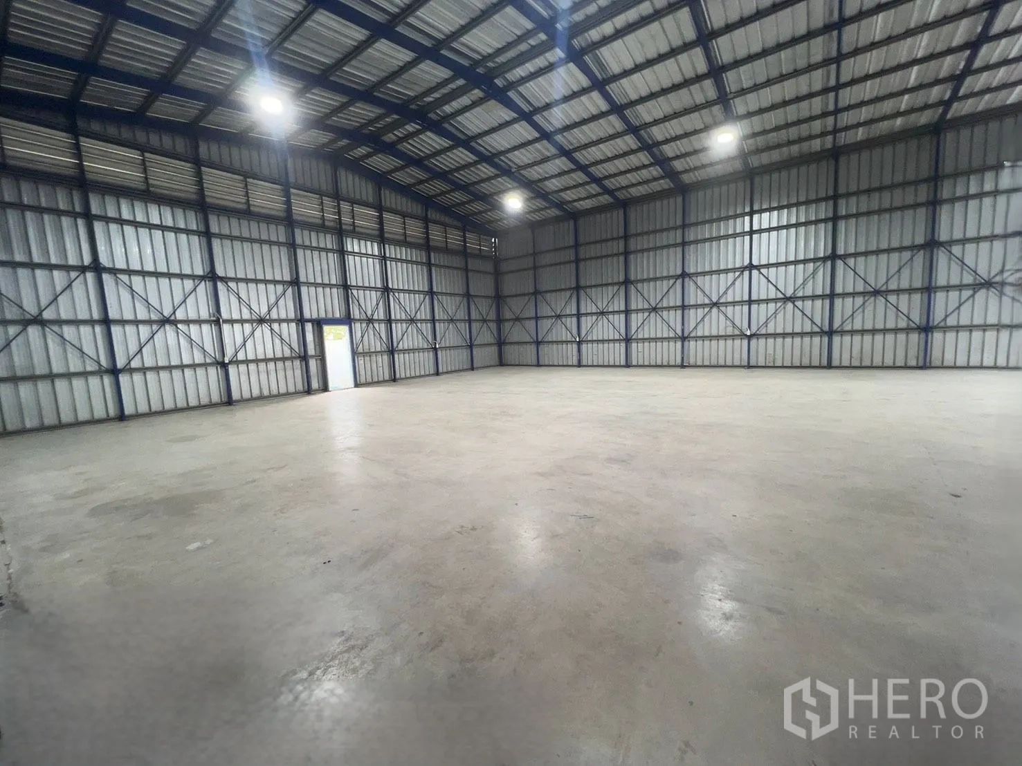 โกดัง for rent in Khlong Luang, Pathum Thani - พื้นที่โกดังขนาดใหญ่ โครงหลังคาเหล็กสูง ไฟส่องสว่าง และพื้นคอนกรีตกว้าง