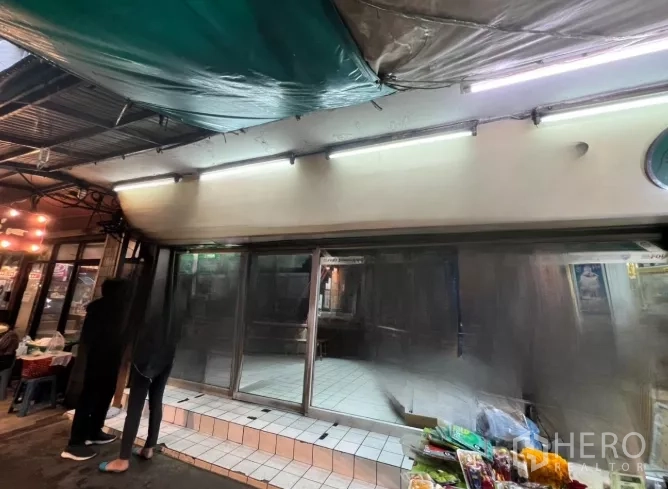 อาคารพาณิชย์ ให้เช่าในWatthana, Bangkok - หน้าร้านชั้นล่างกระจกบานเลื่อน พร้อมขั้นบันไดปูกระเบื้อง