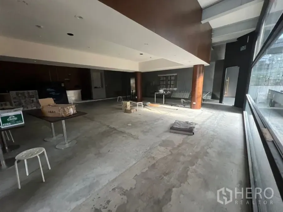 Retail Space for rent in Watthana, Bangkok - Corner of the retail unit beside tall windows and cylindrical columns facing the mall walkway.