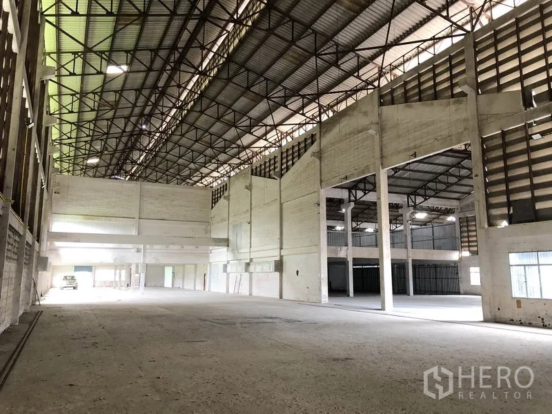 Factory for rent in Lam Luk Ka, Pathum Thani - High‑clear factory floor showing adjacent bays and skylights for natural light.