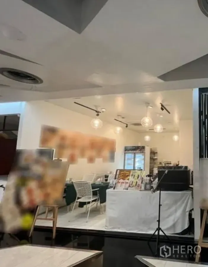 พื้นที่ขายปลีก ให้เช่าในWatthana, Bangkok - ภายในร้านค้าสว่าง เพดานสีขาว โคมไฟทรงกลม รางไฟ เคาน์เตอร์บริการ และที่นั่งสไตล์คาเฟ่