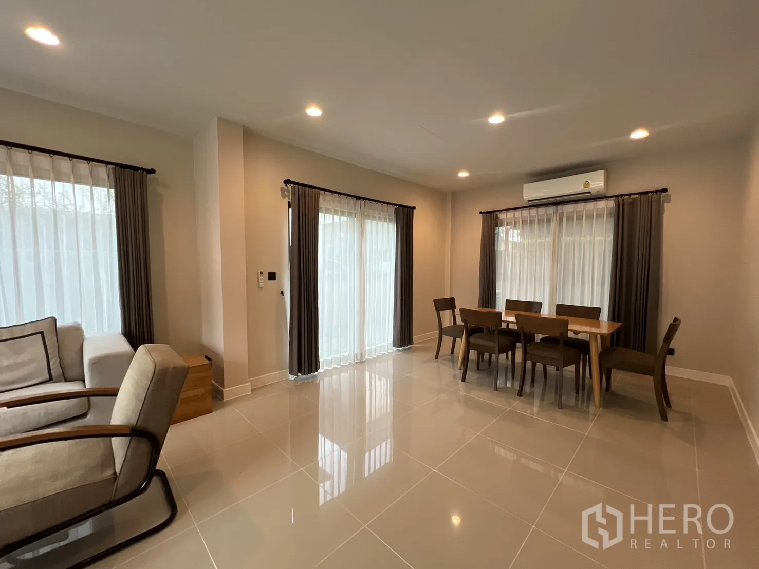 Detached House for rent in Bang Kapi, Bangkok - Combined living–dining space with abundant natural light.