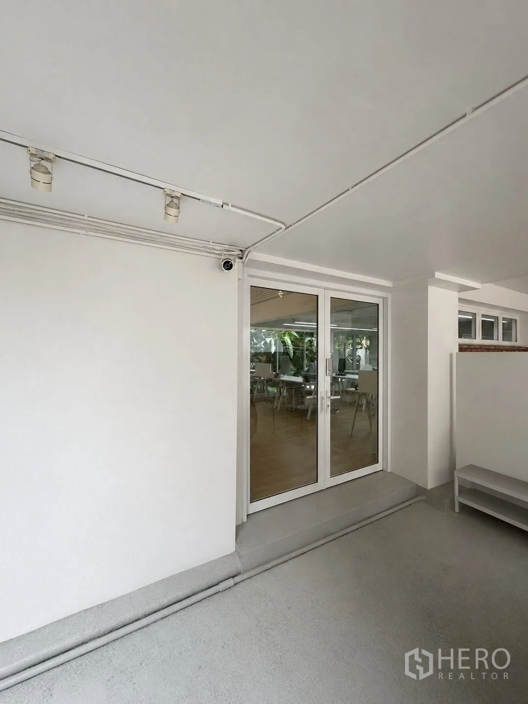 办公室 for rent in Phaya Thai, Bangkok - 有顶入口区，玻璃门通向办公室内部。
