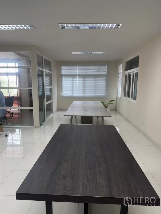 工厂 出售在Lam Luk Ka, Pathum Thani - 采光良好的开放式办公室，长工作台、百叶窗与玻璃隔断会议室。