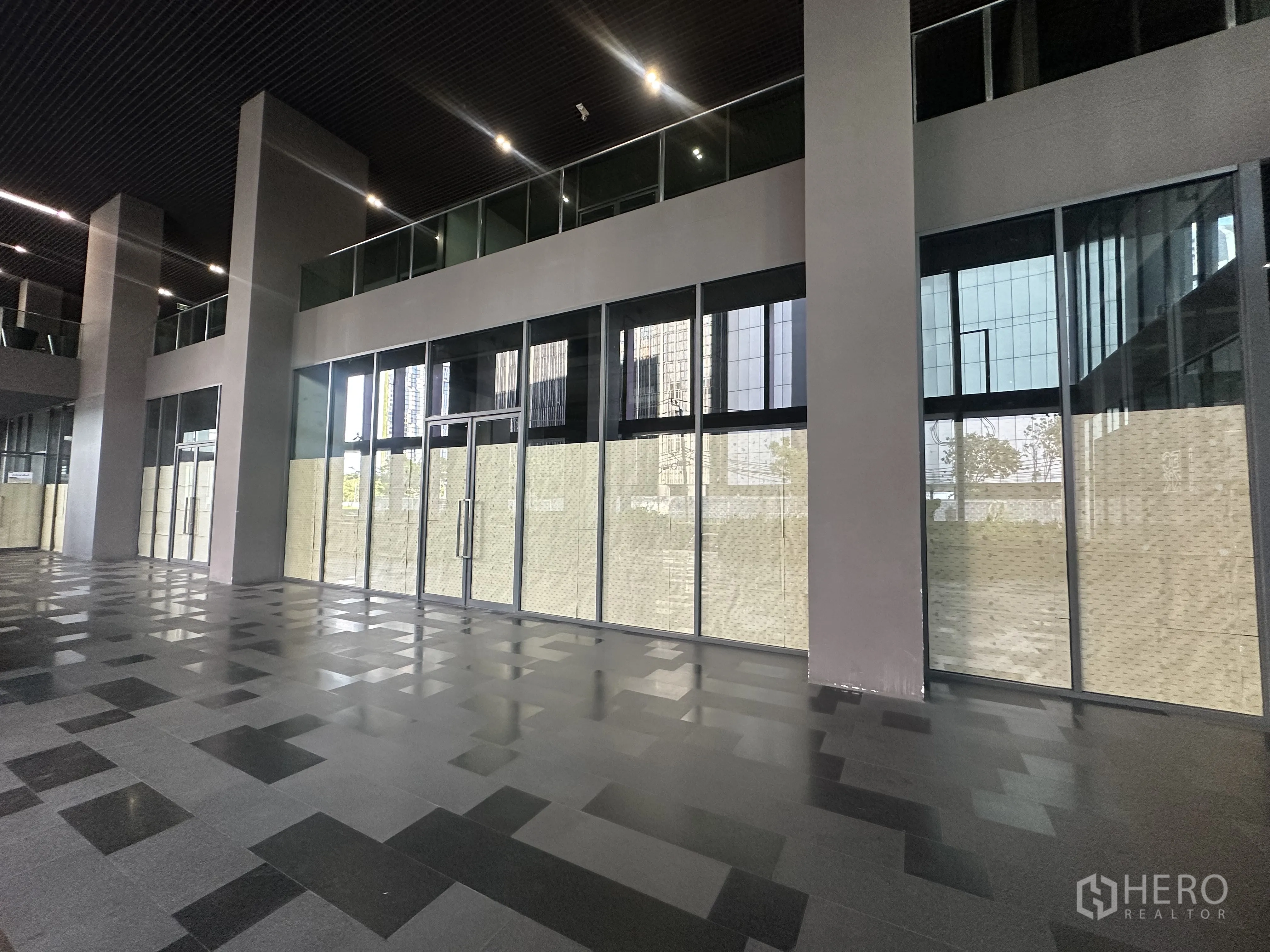 零售空间 for rent in Khlong Toei, Bangkok - 带顶通廊，抛光地砖地面与大面积玻璃店面。