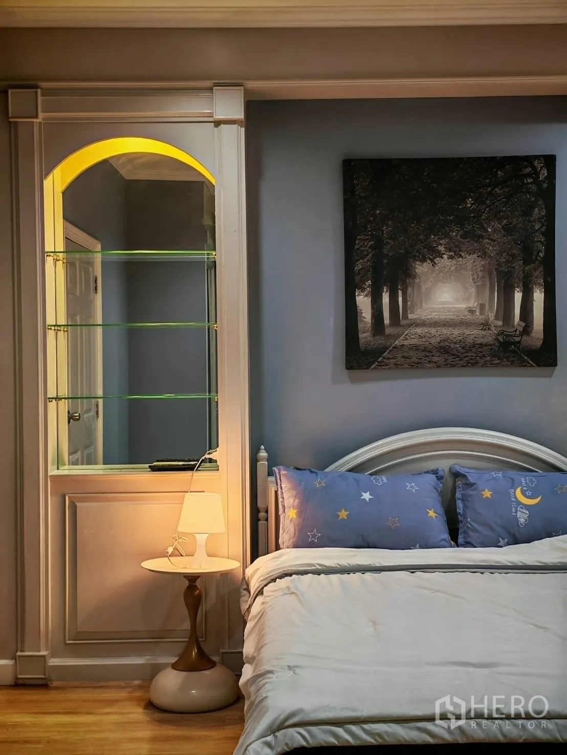 ทาวน์เฮาส์ for rent in Yan Nawa, Bangkok - ระยะใกล้เตียงนอนพร้อมชั้นนิชบิลท์อินและโคมไฟข้างเตียง